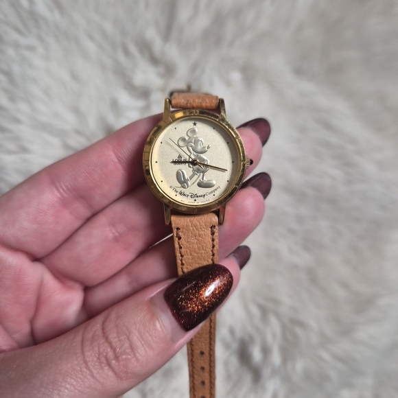 Disney Watch Mickey Mouse Gold Tone The Walt Disney Company Wristwatch Analog ✨️ - Picture 9 of 10